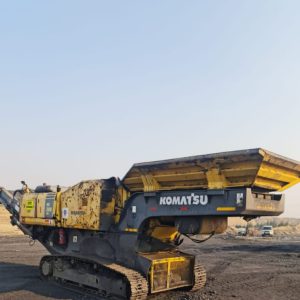 Komatsu BR380JG mobile jaw crusher 2005 – front view showing KOMATSU branding